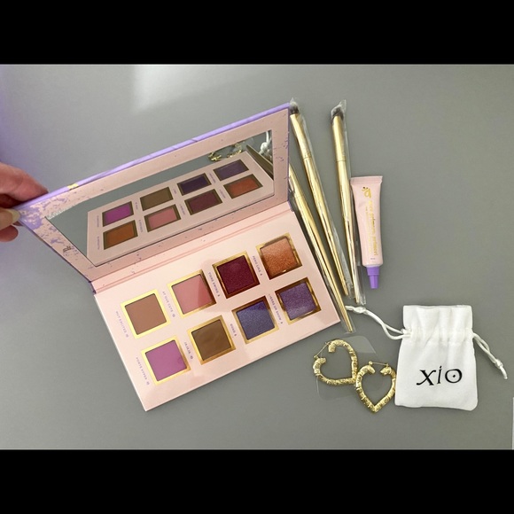 Bundle Alamar Eyeshadow & Primer Makeup Brushes Hoop Earrings & Case 10”x8” NWT - Picture 2 of 8